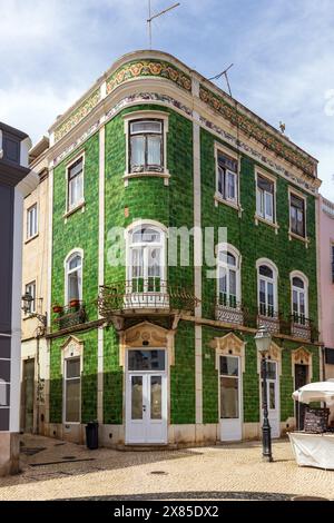 Grün gekacheltes Gebäude am Platz in der Altstadt von Lagos, Algarve, Portugal Stockfoto