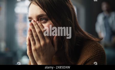 Traurige Frau, die belästigt und gemobbt wird. Paare Streiten, Kämpfen, Häusliche Gewalt, Missbrauch. Filmregal Focus wechselt zwischen Freundinnen-Nahaufnahme-Porträt und Boyfriend-Schreien im Hintergrund Stockfoto