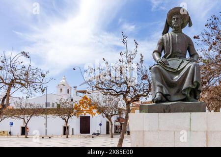 Statue des Infanten Dom Henrique (Prinz Heinrich) auf dem Stadtplatz, Lagos, Algarve, Portugal Stockfoto