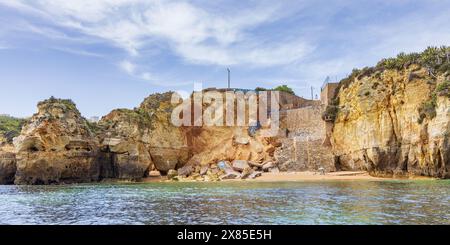 Blick vom Meer der Klippen Küstenerosion am Strand Praia do Pinhao, auch bekannt als Baía dos Segredos, Lagos, Algarve, Portugal Stockfoto