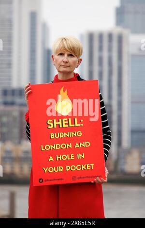 Mai 2024. North Greenwich, London, Großbritannien. Protest bei der Shell-Hauptversammlung. Whistleblower Caroline Dennett. Caroline Dennett, eine ehemalige hochrangige Sicherheitsberaterin, die mit Shell zusammenarbeitet, kündigte nach 11 Jahren an und beschuldigte den Hersteller fossiler Brennstoffe in einem öffentlichen Bombshell-Video, der Umwelt „extreme Schäden“ zugefügt zu haben. Sie behauptete, dass Shell „die Risiken des Klimawandels missachtet“ habe und forderte andere in der Öl- und Gasindustrie auf, „wegzugehen, solange noch Zeit ist“. Stockfoto