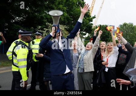 Mai 2024. North Greenwich, London, Großbritannien. Protest bei der Shell-Hauptversammlung. Die Demonstranten innerhalb der Generalversammlung wurden von der Sicherheitsbehörde vertrieben, nachdem sie das Treffen unterbrochen hatten. Stockfoto