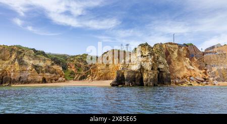 Blick vom Meer der Klippen Küstenerosion am Strand Praia do Pinhao, auch bekannt als Baía dos Segredos, Lagos, Algarve, Portugal Stockfoto