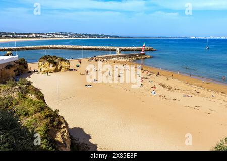 Touristen entspannen sich am Strand Praia da Batata, Lagos, Algarve, Portugal Stockfoto