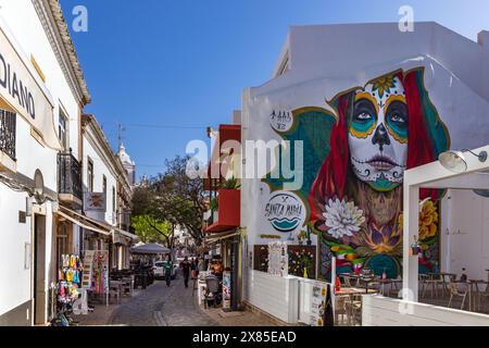 Eine malerische Straße mit Geschäften und Cafés in der historischen Altstadt von Lagos, Algarve, Portugal Stockfoto