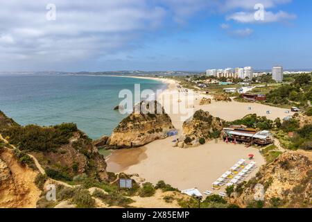Der wunderschöne Strand von Praia dos Três Irmãos und Praia de Alvor, Algarve, Portugal Stockfoto