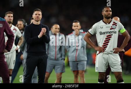 22. Mai 2024, Irland, Dublín: Bayer Leverkusen-Trainer Xabi Alonso (links) und Spieler Jonathan Tah, enttäuscht nach der Niederlage ihrer Mannschaft gegen Atalanta Bergamo im Finale der Europa League. Foto: Jan Woitas/dpa Stockfoto