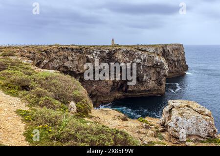 Leuchtturm an der Fortaleza de Sagres (Festung von Sagres), Algarve, Portugal Stockfoto