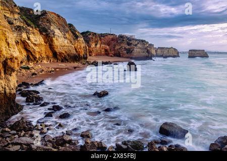 Die spektakulären Stöcke und Klippen in Praia da Prainha, Algarve, Portugal Stockfoto