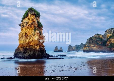 Am frühen Morgen am Strand Praia Dona Ana, mit seinen spektakulären Meeresstapeln und Klippen in Lagos, Algarve, Portugal Stockfoto