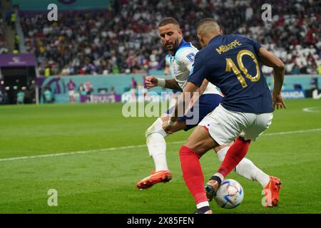 Doha, Katar. 10. November 2022. Kylian Mbappé und Kyle Walker im Spiel zwischen Frankreich und England, Viertelfinale und FIFA-Weltmeisterschaft Stockfoto