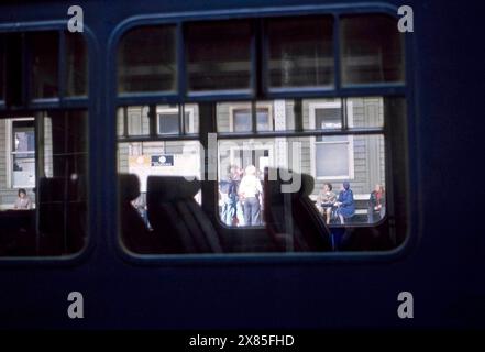 Ich schaue durch einen Dieselzug am Bahnhof Huddersfield, British Rail, in den 1970er Jahren, West Yorkshire, Nordengland, UK Stockfoto