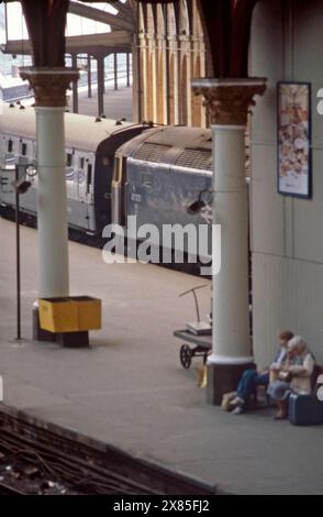 British Rail, in den 1970er Jahren, Dieselzug und Passagiere in York Station, West Yorkshire, Nordengland, Großbritannien Stockfoto