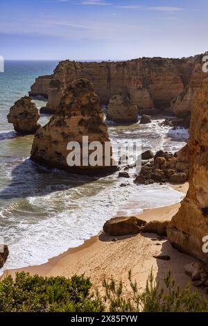 Der wunderschöne Strand von Marinha in Praia da Marinha, mit seinen spektakulären Meeresstapeln und Klippen, an der Algarve, Portugal Stockfoto