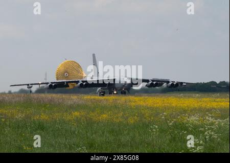 Eine B-52 Stratofortress landet am 20. Mai 2024 zur Unterstützung der Bomber Task Force 24-3 bei der RAF Fairford, England. Während des Einsatzes, Flieger aus Minot Stockfoto