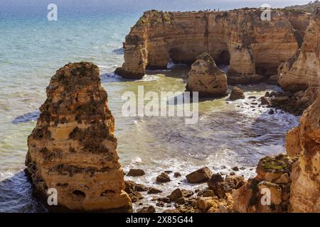 Der wunderschöne Marina Beach (Praia da Marinha) in Lagoa, Faro District, Algarve, Südportugal Stockfoto