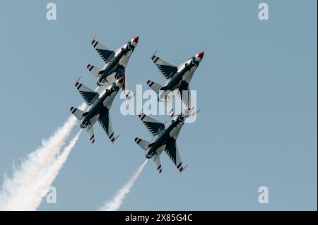 Die United States Air Force Air Demonstration Squadron „Thunderbirds“ fliegen während der Gulf Coast Salute Air Show 2024 in Panama über den Golf von Mexiko Stockfoto