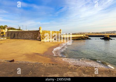 Blick auf die Festung Lagos vom Strand Praia da Batata in Lagos, Algarve, Portugal Stockfoto
