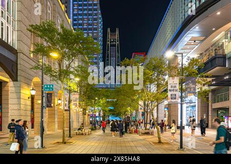 Nächtlicher Blick auf das Xinyi Special Commercial Center, Kaufhäuser, Hotel, modisches Restaurant, das eng zusammengeschlossen ist. Stockfoto