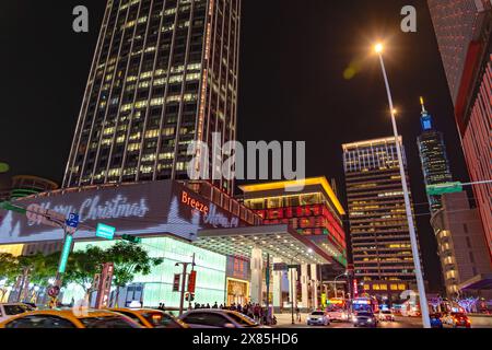 Nächtlicher Blick auf das Xinyi Special Commercial Center, Kaufhäuser, Hotel, modisches Restaurant, das eng zusammengeschlossen ist. Stockfoto