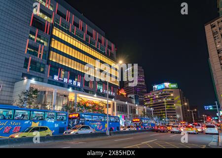 Nächtlicher Blick auf das Xinyi Special Commercial Center, Kaufhäuser, Hotel, modisches Restaurant, das eng zusammengeschlossen ist. Stockfoto