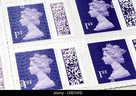 Britische Briefmarken der ersten Klasse mit dem neuen Barcode-System, das 2023 von der britischen Post eingeführt wurde Stockfoto