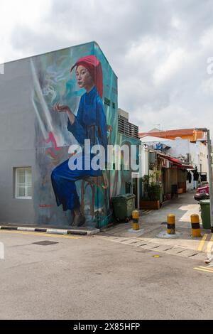 Mai 2024. Frisch gemaltes Wandgemälde der Samsui-Frau auf einem Gebäude am Straßenrand. Chinatown, Singapur. Stockfoto