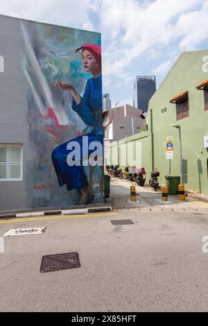 Mai 2024. Frisch gemaltes Wandgemälde der Samsui-Frau auf einem Gebäude am Straßenrand. Chinatown, Singapur. Stockfoto