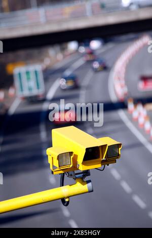 SPEZIFIKATIONEN ANPR-Kamera auf britischer Autobahn zur Messung der Durchschnittsgeschwindigkeit von Fahrzeugen durch einen Abschnitt von Baustellen Stockfoto