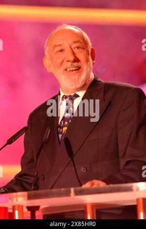 Der Deutsche Comedypreis 2003 mit dabei am Rednerpult deutscher Kabarettist und Schauspieler Dieter Hallervorden, Deutschland Köln im Coloneum. Stockfoto