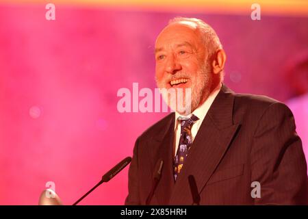 Der Deutsche Comedypreis 2003 mit dabei am Rednerpult deutscher Kabarettist und Schauspieler Dieter Hallervorden, Deutschland Köln im Coloneum. Stockfoto