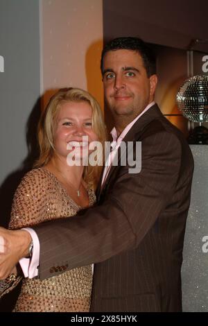 Der Deutsche Comedypreis 2003 mit dabei bei der Aftershow-Party Annette Frier tanzend mit Bastian Pastewka, Deutschland Köln im Coloneum. Stockfoto