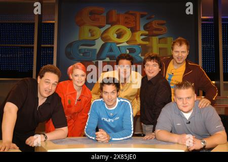 Aufzeichung einer Folge der Comedy Quizshow „gibt’s doch gar nicht!“ Bei RTL in Köln, Gruppenfoto mit Oliver Kalkofe, Enie van de Meiklokjes, Bastian Pastewka, Hennes Bender, Mario Barth, vorn: Moderator Diter Nuhr, Axel Stein, Deutschland 2004. Stockfoto