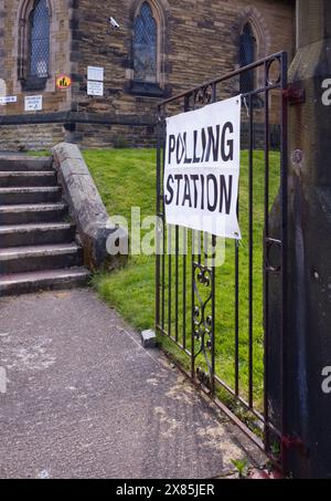 Beschilderung der Wahlstation an der St. Andrews Church in Scarborough Stockfoto