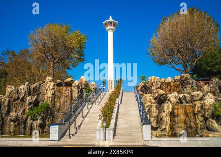 Busan Tower im Yongdusan Park in Busan, Südkorea. Übersetzung: Yongdusan Park Stockfoto