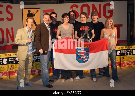 Moderatoren Oliver Pocher, Stefan Raab und Annette Frier und die Band 'Juli' mit Frontfrau Eva Briegel, die mit dem Song 'Geile Zeit' zum Gewinner des Bundesvision Song Contest in Oberhausen gekürt wurden, Deutschland 2005. Stockfoto