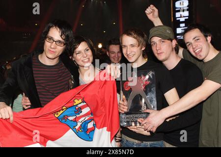 Die Band 'Juli' mit Frontfrau Eva Briegel, die mit dem Song 'Geile Zeit' zum Gewinner des Bundesvision Song Contest in Oberhausen gekürt wurden, Deutschland 2005. Stockfoto