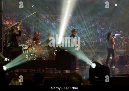 Die Band 'Juli' mit Frontfrau Eva Briegel (ganz rechts) bringen ihren Song 'Geile Zeit' und treten damit für das Land Hessen beim Bundesvision Song Contest an, Oberhausen 2005. Stockfoto