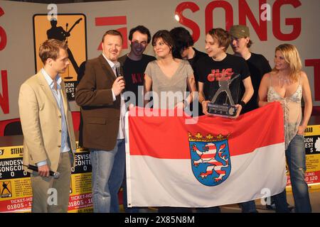 Moderatoren Oliver Pocher, Stefan Raab und Annette Frier und die Band 'Juli' mit Frontfrau Eva Briegel, die mit dem Song 'Geile Zeit' zum Gewinner des Bundesvision Song Contest in Oberhausen gekürt wurden, Deutschland 2005. Stockfoto