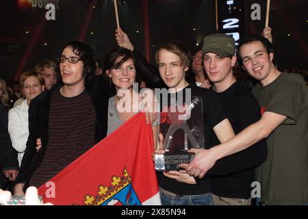 Die Band 'Juli' mit Frontfrau Eva Briegel, die mit dem Song 'Geile Zeit' zum Gewinner des Bundesvision Song Contest in Oberhausen gekürt wurden, Deutschland 2005. Stockfoto