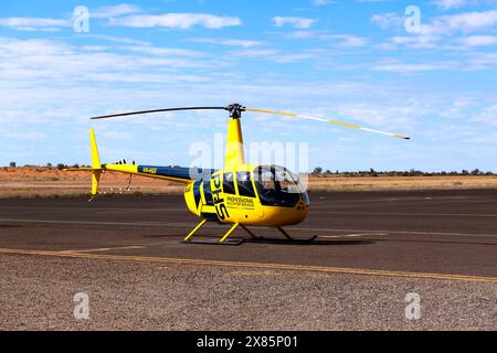 Nahaufnahme eines Robinson R44 Raven, der von Professional Helicopter Services betrieben wird, mit Sitz am Ayers Rock Airport in der Nähe von Yulara, Northern Territory, Australien Stockfoto