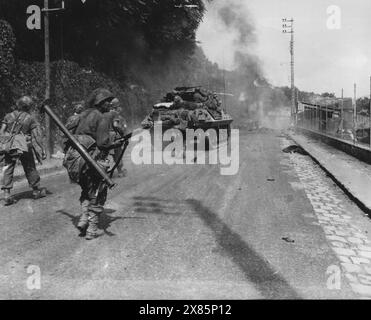 FONTAINEBLEAU, FRANKREICH – 23. August 1944 – Soldaten der US-Armee rücken während der Befreiung Frankreichs in Worl nach Fontainebleau, Frankreich, vor Stockfoto