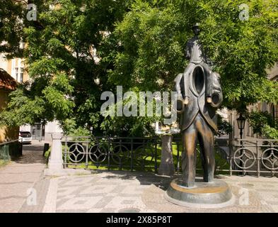 Prag, Tschechische Republik. Mai 2024. Das Denkmal vor der spanischen Synagoge erinnert an den deutsch-jüdischen Schriftsteller Franz Kafka. Die Bronzeskulptur basiert auf einem Entwurf des Bildhauers Jaroslav Ronas und wurde im Dezember 2003 enthüllt. Franz Kafka starb vor 100 Jahren am 03.06.2024. Quelle: Michael Heitmann/dpa/Alamy Live News Stockfoto