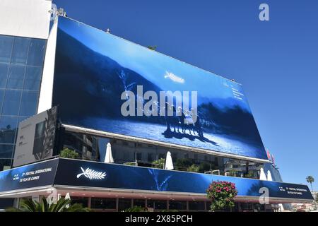 Frankreich, Cannes, das Plakat für das 77. Internationale Filmfestival, das gewählte Bild stammt aus dem Film Rhapsodie e Août von Akira Kurosawa. Stockfoto