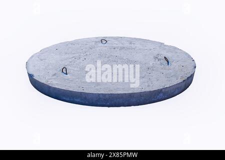Stützplatte aus armiertem Beton für den Boden der Wells, isoliert auf weißem Hintergrund, Nahaufnahme. Stockfoto