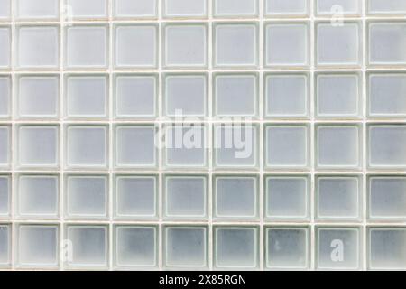 Backsteinmauer aus mattiertem quadratischem Glasblock Stockfoto
