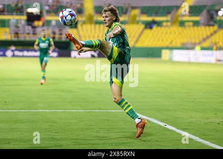 St. Petersburg, Florida, USA. Mai 2024. Tampa Bay Rowdies Mittelfeldspieler Blake Bodily (11) erhält einen Pass während der sechzehnten Runde des Lamar Hunt U.S. Open Cup am 22. Mai 2024 im Al lang Stadium. Der FC Dallas besiegte die Rowdies mit 2:1. (Kreditbild: © Kim Hukari/ZUMA Press Wire) NUR REDAKTIONELLE VERWENDUNG! Nicht für kommerzielle ZWECKE! Stockfoto