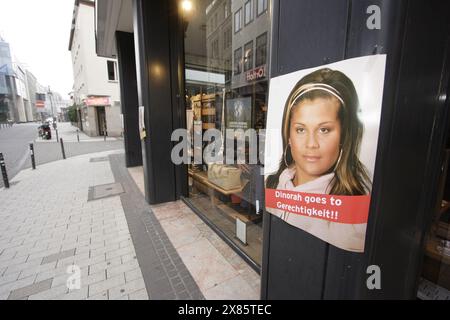 Wahlplakat der Big Brother Staffel 6 zur Wahl des Bürgermeisters hängt in Köln aus, Deutschland 2005. Stockfoto