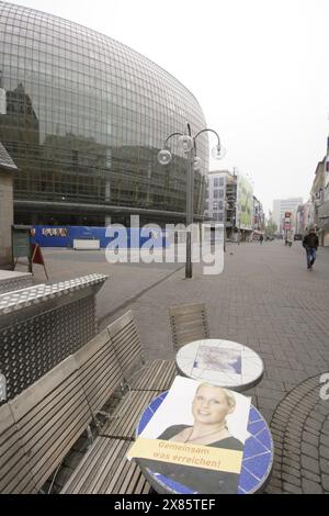 Wahlplakat der Big Brother Staffel 6 zur Wahl des Bürgermeisters hängt in Köln aus, Deutschland 2005. Stockfoto