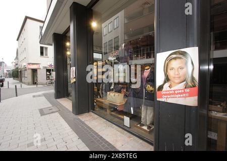 Wahlplakat der Big Brother Staffel 6 zur Wahl des Bürgermeisters hängt in Köln aus, Deutschland 2005. Stockfoto